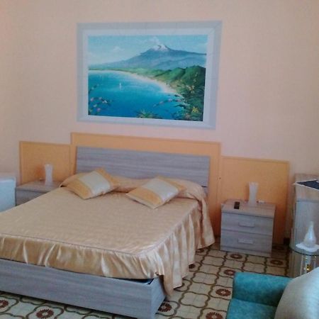 Beb I Delfini Di Casa Paola Bed & Breakfast Mascali Exterior foto