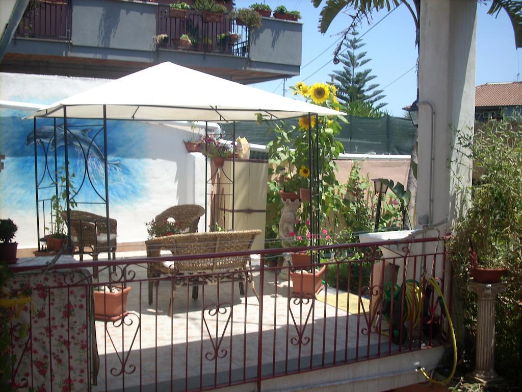 Beb I Delfini Di Casa Paola Bed & Breakfast Mascali Exterior foto