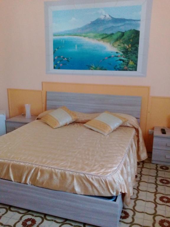 Beb I Delfini Di Casa Paola Bed & Breakfast Mascali Exterior foto
