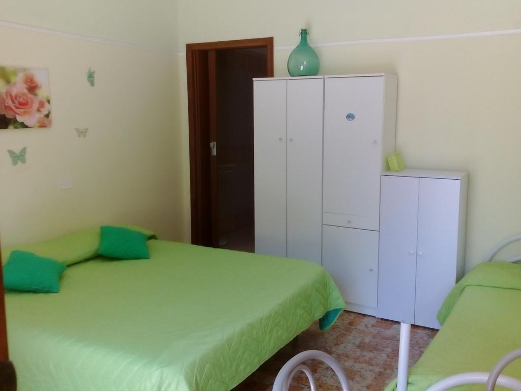 Beb I Delfini Di Casa Paola Bed & Breakfast Mascali Exterior foto